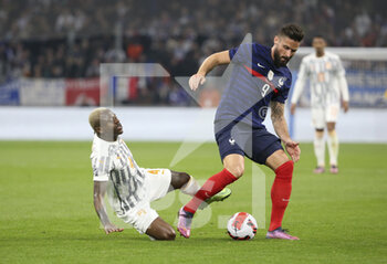 2022-03-25 - Olivier Giroud of France, Jean Michael Seri of Ivory Coast (left) during the International Friendly football match between France and Ivory Coast on March 25, 2022 at Stade Velodrome in Marseille, France - FRANCE VS IVORY COAST - FRIENDLY MATCH - SOCCER