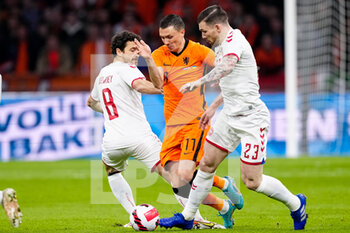 2022-03-26 - Steven Berghuis of the Netherlands and Pierre-Emile Hojbjerg of Denmark during the International Friendly football match between Netherlands and Denmark on March 26, 2022 at the Johan Cruijff ArenA in Amsterdam, Netherlands - NETHERLANDS VS DENMARK - FRIENDLY MATCH - SOCCER