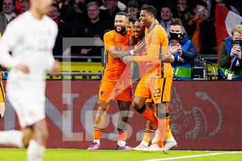 2022-03-26 - Steven Bergwijn of the Netherlands celebrates after scoring his sides first goal with Memphis Depay and Denzel Dumfries during the International Friendly football match between Netherlands and Denmark on March 26, 2022 at the Johan Cruijff ArenA in Amsterdam, Netherlands - NETHERLANDS VS DENMARK - FRIENDLY MATCH - SOCCER