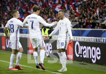 2022-03-29 - Kylian Mbappe of France celebrates his first goal with Lucas Digne, Antoine Griezmann during the International Friendly football match between France and South Africa on March 29, 2022 at Stade Pierre Mauroy in Villeneuve-d'Ascq near Lille, France - FRANCE VS SOUTH AFRICA - FRIENDLY MATCH - SOCCER