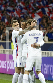 2022-03-29 - Kylian Mbappe of France celebrates his first goal with Lucas Digne, Antoine Griezmann during the International Friendly football match between France and South Africa on March 29, 2022 at Stade Pierre Mauroy in Villeneuve-d'Ascq near Lille, France - FRANCE VS SOUTH AFRICA - FRIENDLY MATCH - SOCCER