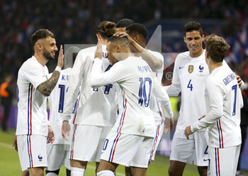 2022-03-29 - Kylian Mbappe of France celebrates his first goal with Jonathan Clauss (left) and teammates during the International Friendly football match between France and South Africa on March 29, 2022 at Stade Pierre Mauroy in Villeneuve-d'Ascq near Lille, France - FRANCE VS SOUTH AFRICA - FRIENDLY MATCH - SOCCER