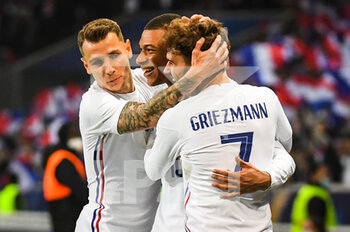 2022-03-29 - Kylian MBAPPE of France celebrate his goal with Lucas DIGNE of France and Antoine GRIEZMANN of France during the International Friendly football match between France and South Africa on March 29, 2022 at Pierre Mauroy stadium in Villeneuve-d'Ascq near Lille, France - FRANCE VS SOUTH AFRICA - FRIENDLY MATCH - SOCCER