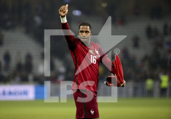 2022-03-29 - Goalkeeper of France Mike Maignan salutes the supporters following the International Friendly football match between France and South Africa on March 29, 2022 at Stade Pierre Mauroy in Villeneuve-d'Ascq near Lille, France - FRANCE VS SOUTH AFRICA - FRIENDLY MATCH - SOCCER