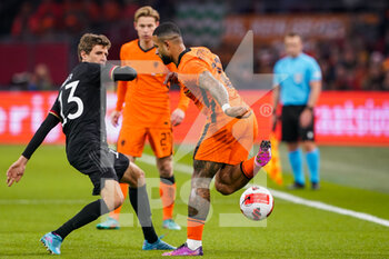 2022-03-29 - Thomas Muller of Germany battles for the ball with Memphis Depay of the Netherlands during the International Friendly football match between Netherlands and Germany on March 29, 2022 at the Johan Cruijff ArenA in Amsterdam, Netherlands - NETHERLANDS VS GERMANY - FRIENDLY MATCH - SOCCER