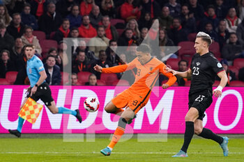 2022-03-29 - Donyell Malen of the Netherlands battles for the ball with Nico Schlotterbeck of Germany during the International Friendly football match between Netherlands and Germany on March 29, 2022 at the Johan Cruijff ArenA in Amsterdam, Netherlands - NETHERLANDS VS GERMANY - FRIENDLY MATCH - SOCCER