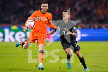 2022-03-29 - Steven Berghuis of the Netherlands battles for the ball with Jamal Musiala of Germany during the International Friendly football match between Netherlands and Germany on March 29, 2022 at the Johan Cruijff ArenA in Amsterdam, Netherlands - NETHERLANDS VS GERMANY - FRIENDLY MATCH - SOCCER