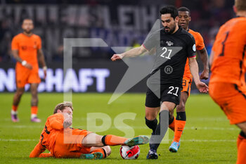 2022-03-29 - Frenkie de Jong of the Netherlands battles for the ball with Ilkay Gundogan of Germany during the International Friendly football match between Netherlands and Germany on March 29, 2022 at the Johan Cruijff ArenA in Amsterdam, Netherlands - NETHERLANDS VS GERMANY - FRIENDLY MATCH - SOCCER