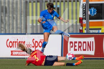2022-07-01 - Valentina Giacinti of Italy and Laia Aleixandri Lopez of Spain, compete for the ball during the Women's International friendly match between Italy and Spain at Teofilo Patini Stadium on July 01, 2022 in Castel di Sangro , Italy. ©Photo: Cinzia Camela. - ITALY WOMEN VS SPAIN - FRIENDLY MATCH - SOCCER