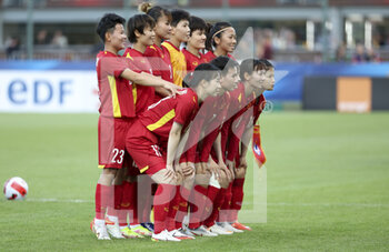 2022-07-01 - Team Vietnam poses before the International Women's Friendly football match between France and Vietnam on July 1, 2022 at Stade de la Source in Orleans, France - FOOTBALL - WOMEN'S FRIENDLY GAME - FRANCE V VIETNAM - FRIENDLY MATCH - SOCCER