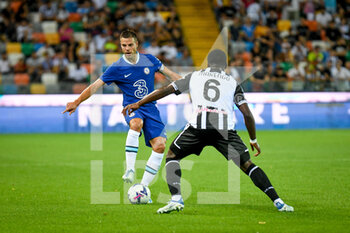 2022-07-29 - Chelsea's Cesar Azpilicueta in action against Udinese's Jean-Victor Makengo - UDINESE CALCIO VS CHELSEA FC - FRIENDLY MATCH - SOCCER