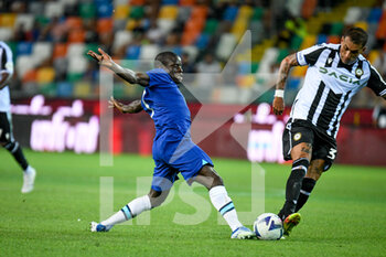 2022-07-29 - Chelsea's N'Golo Kante in action against  Udinese's Roberto Maximiliano Pereyra - UDINESE CALCIO VS CHELSEA FC - FRIENDLY MATCH - SOCCER