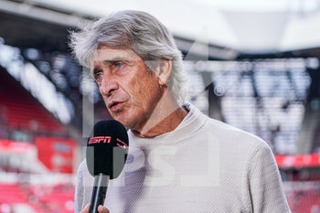 2022-07-23 - Head coach Manuel Pellegrini during the pre-season friendly football match between PSV and Real Betis on July 23, 2022 at Philips Stadion in Eindhoven, Netherlands - FOOTBALL - FRIENDLY GAME - PSV V REAL BETIS - FRIENDLY MATCH - SOCCER