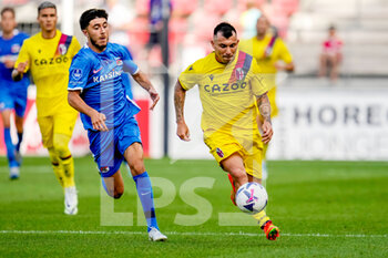 2022-07-24 - Yusuf Barasi of AZ, Gary Medel of Bologna during the Pre season Friendly football match between AZ and Bologna on July 24, 2022 at AFAS Stadion in Alkmaar, Netherlands - FOOTBALL - FRIENDLY GAME - AZ V BOLOGNA - FRIENDLY MATCH - SOCCER