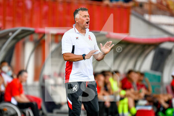 2022-08-06 - Vicenza's Head Coach Francesco Baldini gestures - LR VICENZA VS AC MILAN - FRIENDLY MATCH - SOCCER