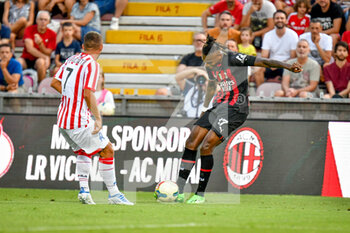 2022-08-06 - Milan's Rafael Leao in action against Vicenza's Nicola Dalmonte - LR VICENZA VS AC MILAN - FRIENDLY MATCH - SOCCER