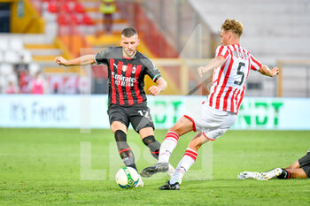 2022-08-06 - Milan's Ante Rebic In action against Vicenza's Marco Bellich - LR VICENZA VS AC MILAN - FRIENDLY MATCH - SOCCER