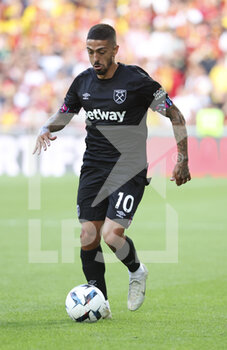 2022-07-30 - Manuel Lanzini of West Ham during the pre-season friendly football match between RC Lens (RCL) and West Ham United FC on July 30, 2022 at Stade Bollaert-Delelis in Lens, France - FOOTBALL - FRIENDLY GAME - LENS V WEST HAM - FRIENDLY MATCH - SOCCER