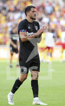 2022-07-30 - Pablo Fornals of West Ham salutes the supporters following the pre-season friendly football match between RC Lens (RCL) and West Ham United FC on July 30, 2022 at Stade Bollaert-Delelis in Lens, France - FOOTBALL - FRIENDLY GAME - LENS V WEST HAM - FRIENDLY MATCH - SOCCER