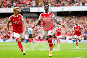 2022-07-30 - Bukayo Saka (7) of Arsenal scores from the penalty spot and celebrates 1-0 during the Emirates Cup, friendly football match between Arsenal and Sevilla on July 30, 2022 at the Emirates Stadium in London, England - FOOTBALL - FRIENDLY GAME - ARSENAL V SEVILLA - FRIENDLY MATCH - SOCCER