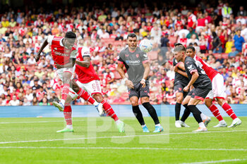 2022-07-30 - Thomas Partey (5) of Arsenal during the Emirates Cup, friendly football match between Arsenal and Sevilla on July 30, 2022 at the Emirates Stadium in London, England - FOOTBALL - FRIENDLY GAME - ARSENAL V SEVILLA - FRIENDLY MATCH - SOCCER