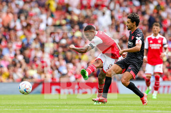 2022-07-30 - Gabriel Jesus (9) of Arsenal shoots during the Emirates Cup, friendly football match between Arsenal and Sevilla on July 30, 2022 at the Emirates Stadium in London, England - FOOTBALL - FRIENDLY GAME - ARSENAL V SEVILLA - FRIENDLY MATCH - SOCCER
