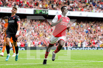 2022-07-30 - Eddie Nketiah (14) of Arsenal scores a goal and celebrates 6-0 during the Emirates Cup, friendly football match between Arsenal and Sevilla on July 30, 2022 at the Emirates Stadium in London, England - FOOTBALL - FRIENDLY GAME - ARSENAL V SEVILLA - FRIENDLY MATCH - SOCCER