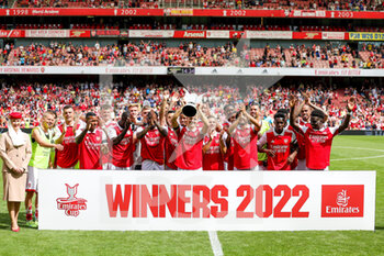 2022-07-30 - Arsenal celebrate winning the Emirates Cup 2022 during the Emirates Cup, friendly football match between Arsenal and Sevilla on July 30, 2022 at the Emirates Stadium in London, England - FOOTBALL - FRIENDLY GAME - ARSENAL V SEVILLA - FRIENDLY MATCH - SOCCER