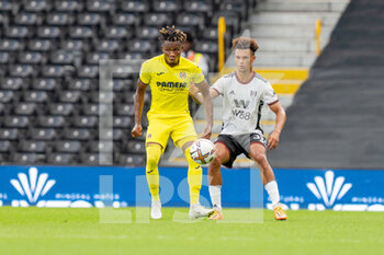 2022-07-31 - Villarreal midfielder Samuel Chukwueze (11) under pressure from Fulham defender Antonee Robinson (33) during the Pre-Season Friendly football match between Fulham and Villarreal CF on July 31, 2022 at Craven Cottage in London, England - FOOTBALL - FRIENDLY GAME - FULHAM V VILLARREAL - FRIENDLY MATCH - SOCCER