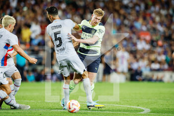 2022-08-24 - Kevin De Bruyne of Manchester City and Sergio Busquets of FC Barcelona during the Friendly Football match between FC Barcelona and Manchester City on August 24, 2022 at Camp Nou stadium in Barcelona, Spain - FOOTBALL - FRIENDLY GAME - FC BARCELONA V MANCHESTER CITY - FRIENDLY MATCH - SOCCER