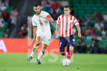 2022-09-27 - Romain Saiss of Morocco and Derlos Gonzalez of Paraguay during the international friendly football match between Paraguay and Morocco on September 27, 2022 at Benito Villamarin Stadium in Sevilla, Spain - FOOTBALL - FRIENDLY GAME - PARAGUAY V MOROCCO - FRIENDLY MATCH - SOCCER