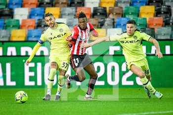 2022-12-17 - Athletic Bilbao's Nico Williams hindered by Udinese's Roberto Maximiliano Pereyra and Udinese's Nehuen Perez - UDINESE CALCIO VS ATHLETIC BILBAO - FRIENDLY MATCH - SOCCER