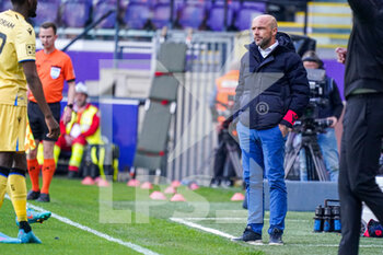2022-05-01 - Head coach Alfred Schreuder of Club Brugge during the Belgian championship Jupiler Pro League football match between RSC Anderlecht and Club Brugge on May 1, 2022 at Lotto Park in Brussel, Belgium - RSC ANDERLECHT VS CLUB BRUGGE - BELGIAN PRO LEAGUE - SOCCER