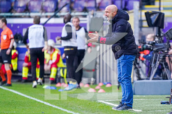 2022-05-01 - Head coach Alfred Schreuder of Club Brugge during the Belgian championship Jupiler Pro League football match between RSC Anderlecht and Club Brugge on May 1, 2022 at Lotto Park in Brussel, Belgium - RSC ANDERLECHT VS CLUB BRUGGE - BELGIAN PRO LEAGUE - SOCCER