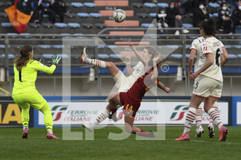 2022-01-05 - Tecla Pettenuzzo of AS Roma Women and Christy Grimshaw of A.C. Milan during the Women's Italian Supercup Semi-Final between A.S. Roma Women and A.C. Milan at the Domenico Francioni Stadium on 5th of January, 2022 in Latina, Italy. - AS ROMA VS AC MILAN - WOMEN SUPERCOPPA - SOCCER