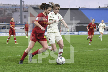 2022-01-05 - Tecla Pettenuzzo of AS Roma Women and Christy Grimshaw of A.C. Milan during the Women's Italian Supercup Semi-Final between A.S. Roma Women and A.C. Milan at the Domenico Francioni Stadium on 5th of January, 2022 in Latina, Italy. - AS ROMA VS AC MILAN - WOMEN SUPERCOPPA - SOCCER