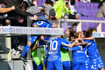 2022-02-12 - Empoli Ladies players celebrate after a goal with fans - ACF FIORENTINA VS EMPOLI LADIES - WOMEN ITALIAN CUP - SOCCER