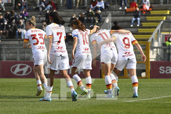 2022-02-13 - A.S. Roma Team during the quarter-final return match of Women's Coppa Italia between A.S. Roma Women and F.C. Como Women at the stadio Tre Fontane on 13th of February, 2022 in Rome, Italy. - AS ROMA VS FC COMO WOMEN - WOMEN ITALIAN CUP - SOCCER