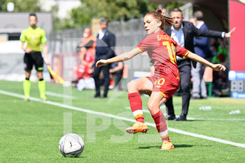 2022-04-30 - Manuela Giugliano (AS Roma Women)  during the Women's Italian Cup 2021/22 match between AS Roma vs Empoli Ladies at the Tre Fontane stadium on 30 April 2022. - AS ROMA VS EMPOLI LADIES - WOMEN ITALIAN CUP - SOCCER