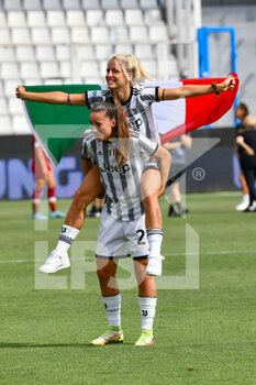 2022-05-22 - Nicole Arcangeli and Elisa Pfattner (Juventus) celabrete the victory of italy Cup - FINAL - JUVENTUS FC - AS ROMA - WOMEN ITALIAN CUP - SOCCER