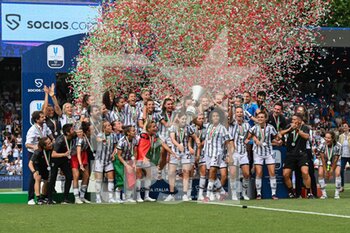 2022-05-22 - Juventus woman team celebrate the victory of Coppa Italia - FINAL - JUVENTUS FC - AS ROMA - WOMEN ITALIAN CUP - SOCCER