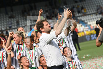 2022-05-22 - Coach Joe Montemurro (Juventus) celebrate the victory with a selfie - FINAL - JUVENTUS FC - AS ROMA - WOMEN ITALIAN CUP - SOCCER