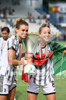 2022-05-22 - Cristiana Girelli (Juventus) and Martina Rosucci with the Italy Cup - FINAL - JUVENTUS FC - AS ROMA - WOMEN ITALIAN CUP - SOCCER