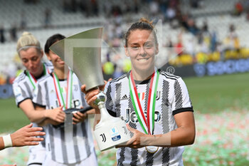 2022-05-22 - Lisa Boattin (Juventus) celebrate the victory with the Italy Cup - FINAL - JUVENTUS FC - AS ROMA - WOMEN ITALIAN CUP - SOCCER