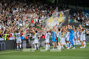 2022-05-22 - Juventus woman players celebrate the victory of Italy cup with their supporters - FINAL - JUVENTUS FC - AS ROMA - WOMEN ITALIAN CUP - SOCCER