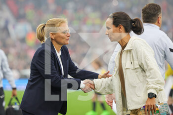 2022-07-06 - Coach Sarina Wiegman of England greets coach Irene Fuhrmann of Austria during the UEFA Women's Euro 2022, Group A football match between England and Austria on July 6, 2022 at Old Trafford in Manchester, England - FOOTBALL - WOMEN'S EURO 2022 - ENGLAND V AUSTRIA - UEFA EUROPEAN - SOCCER