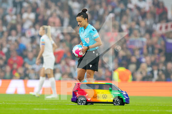2022-07-06 - Referee Marta Huerta De Aza collects the match ball from a remote car during the UEFA Women's Euro 2022, Group A football match between England and Austria on July 6, 2022 at Old Trafford in Manchester, England - FOOTBALL - WOMEN'S EURO 2022 - ENGLAND V AUSTRIA - UEFA EUROPEAN - SOCCER