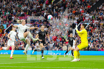 2022-07-06 - Beth Mead of England scores a goal 1-0 during the UEFA Women's Euro 2022, Group A football match between England and Austria on July 6, 2022 at Old Trafford in Manchester, England - FOOTBALL - WOMEN'S EURO 2022 - ENGLAND V AUSTRIA - UEFA EUROPEAN - SOCCER