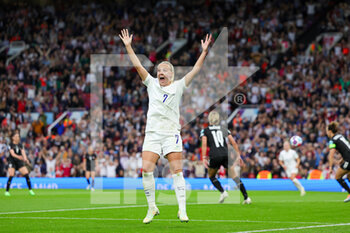 2022-07-06 - Beth Mead of England scores a goal and celebrates 1-0 during the UEFA Women's Euro 2022, Group A football match between England and Austria on July 6, 2022 at Old Trafford in Manchester, England - FOOTBALL - WOMEN'S EURO 2022 - ENGLAND V AUSTRIA - UEFA EUROPEAN - SOCCER