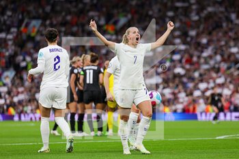2022-07-06 - Beth Mead of England scores a goal and celebrates 1-0 during the UEFA Women's Euro 2022, Group A football match between England and Austria on July 6, 2022 at Old Trafford in Manchester, England - FOOTBALL - WOMEN'S EURO 2022 - ENGLAND V AUSTRIA - UEFA EUROPEAN - SOCCER